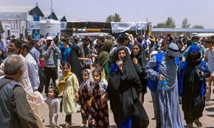 Mujeres y niñas cruzan la frontera de Islam Qala, hacia Afganistán.