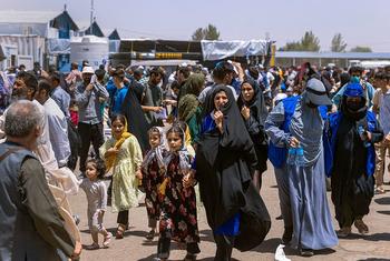 Women and girls cross the Islam Qala border, into Afghanistan.
