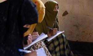 Las mujeres aprenden a leer y escribir gracias a una iniciativa de alfabetización respaldada por ONU Mujeres en la provincia de Nuristán, al este de Afganistán.