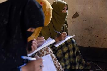 Des femmes apprennent à lire et à écrire grâce à une initiative soutenue par ONU Femmes dans la province du Nuristan, dans l’est de l’Afghanistan. Des femmes apprennent à lire et à écrire grâce à une initiative soutenue par ONU Femmes dans la province du Nuristan, dans l’est de l’Afghanistan.