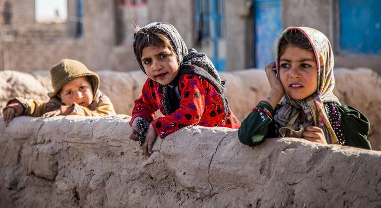 أطفال ينظرون من فوق جدار في قرية شاد بارا في ولاية هرات، أفغانستان. أطفال ينظرون من فوق جدار في قرية شاد بارا في ولاية هرات، أفغانستان.