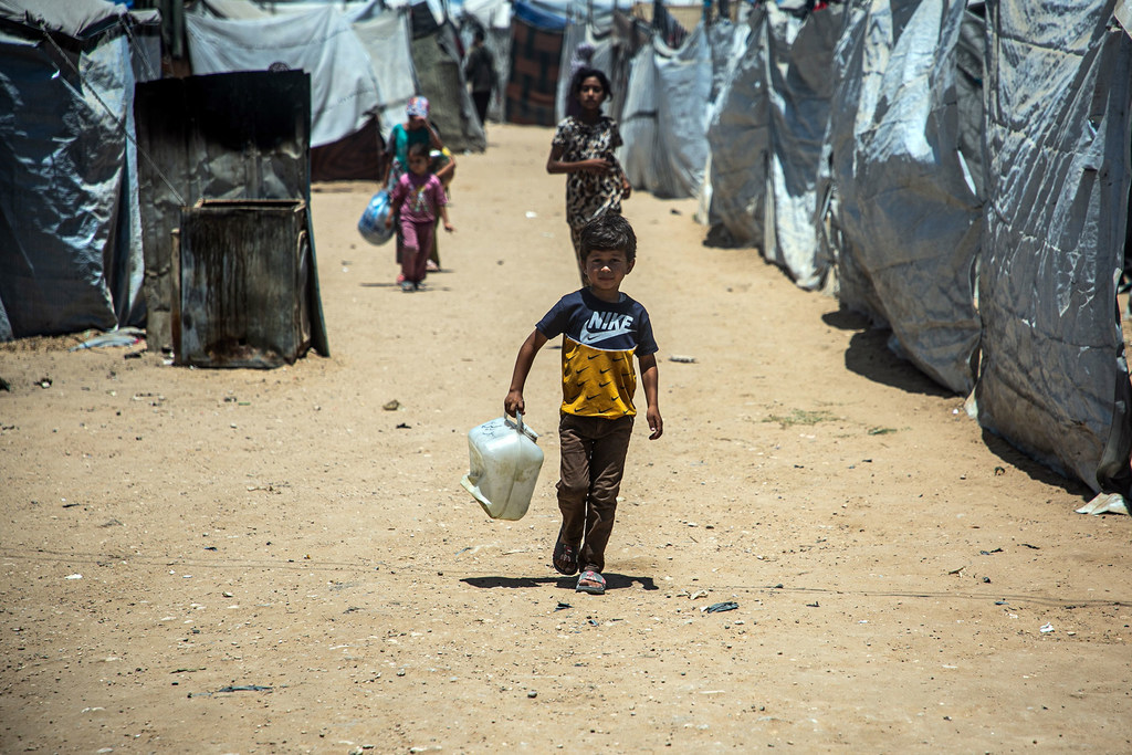 طفل فلسطيني داخل أحد مخيمات النزوح خرج بحثا عن بعض المياه. طفل فلسطيني داخل أحد مخيمات النزوح خرج بحثا عن بعض المياه.