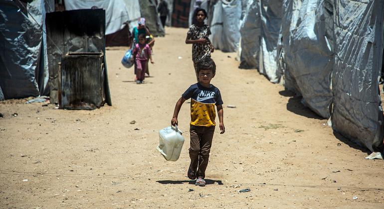 ग़ाज़ा में पीने के लिए स्वच्छ जल की भीषण कमी का सामना करना पड़ रहा है.