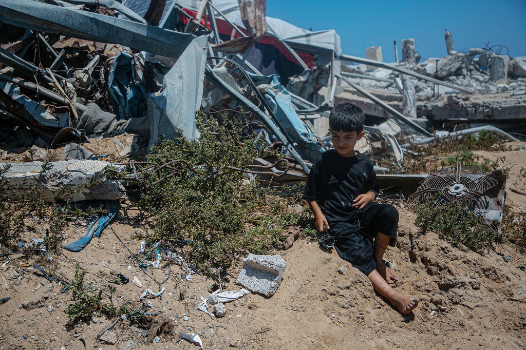 L’accès à l’eau potable à Gaza a été gravement compromis en raison de la guerre, des dommages importants causés aux infrastructures civiles, des déplacements incessants et des restrictions sévères sur le carburant et d’autres fournitures.