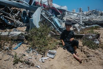 El acceso al agua potable en Gaza se ha visto gravemente comprometido debido a la guerra en curso, los daños extensos a la infraestructura civil, los desplazamientos incesantes y las severas restricciones al combustible y otros suministros.