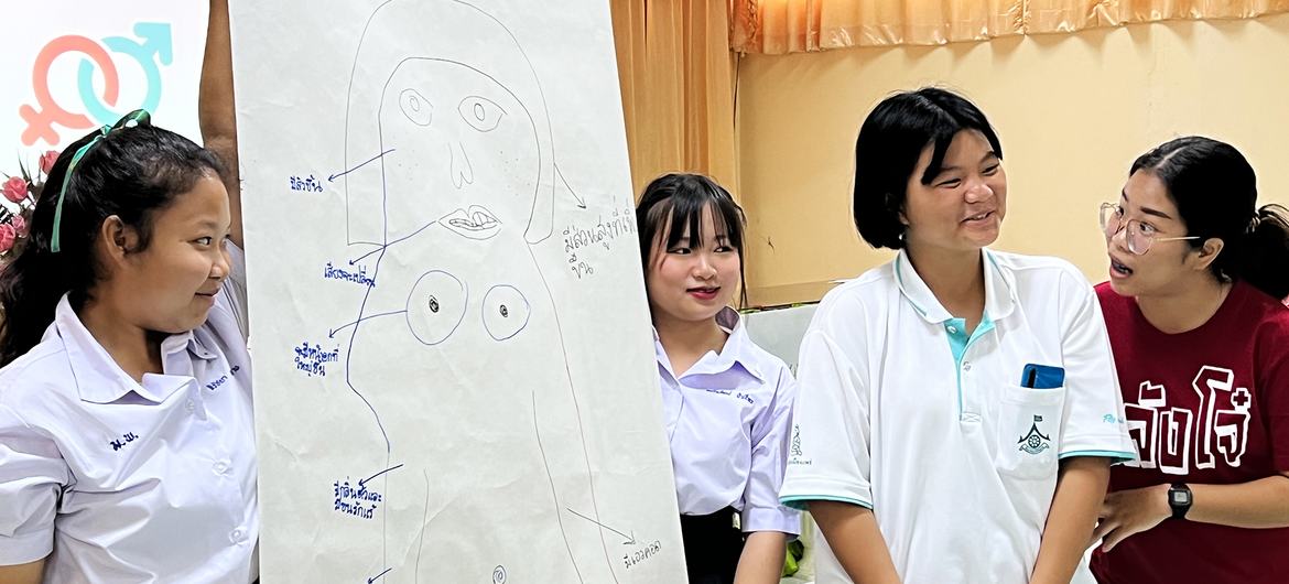 Adolescentes participan en una clase de salud sexual y reproductiva en el norte de Tailandia.