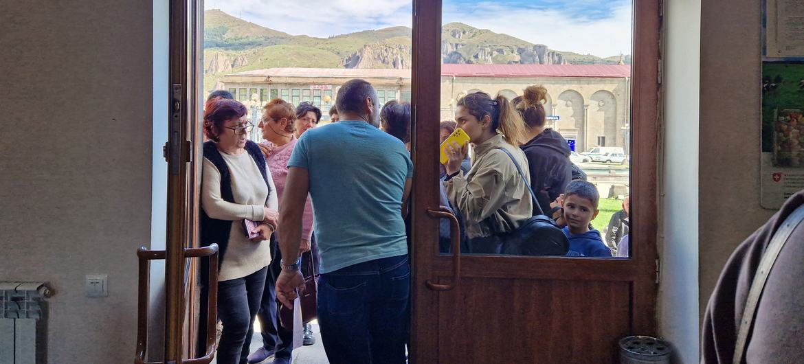 Pessoas que fugiram de Karabakh esperam para falar com as autoridades locais em Goris, na Armênia.
