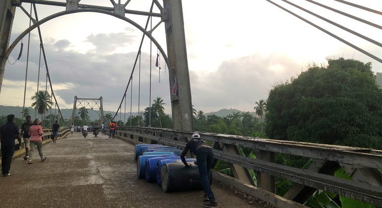 Le pont qui conduit à Jérémie, en Haïti, est fermé aux véhicules après des dégâts causés par le séisme du 14 août.