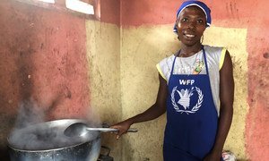 Une cuisinière prépare un repas chaud pour 300 élèves en Haïti.