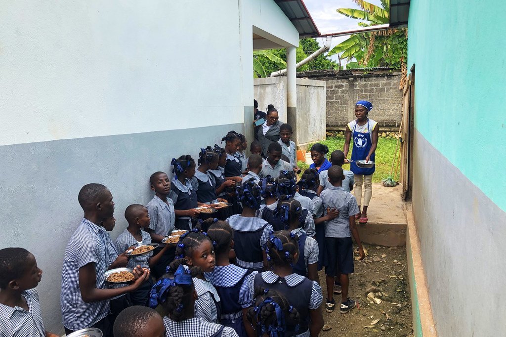 Unos niños esperando para recibir comidas escolares que proporciona el Programa Mundial de Alimentos en Haití.