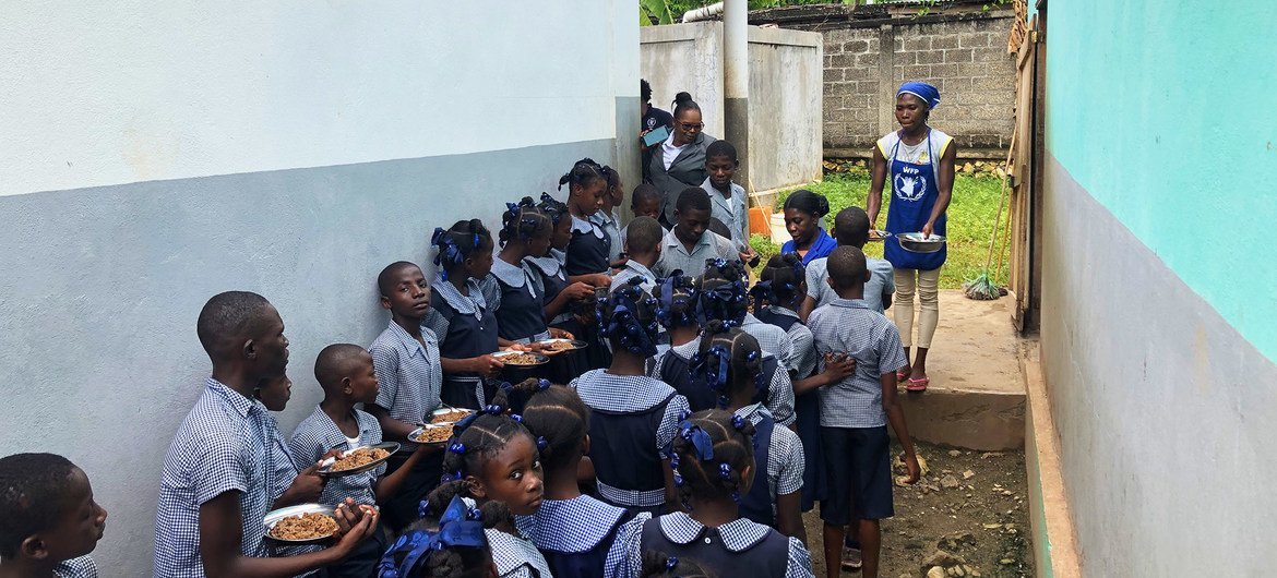 Unos niños esperando para recibir comidas escolares que proporciona el Programa Mundial de Alimentos en Haití.