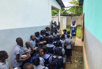 Unos niños esperando para recibir comidas escolares que proporciona el Programa Mundial de Alimentos en Haití.