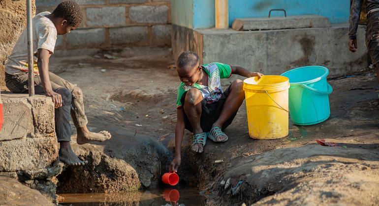 Em meio a surto de cólera em Angola, OMS impulsiona resposta comunitária