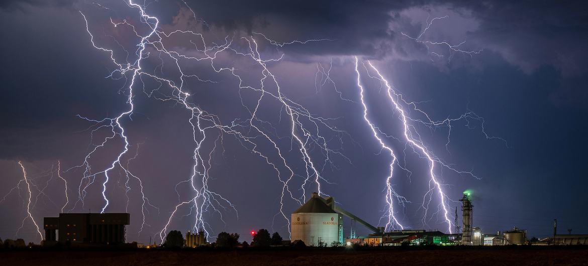 Un orage frappe la ville de Županja en Croatie.