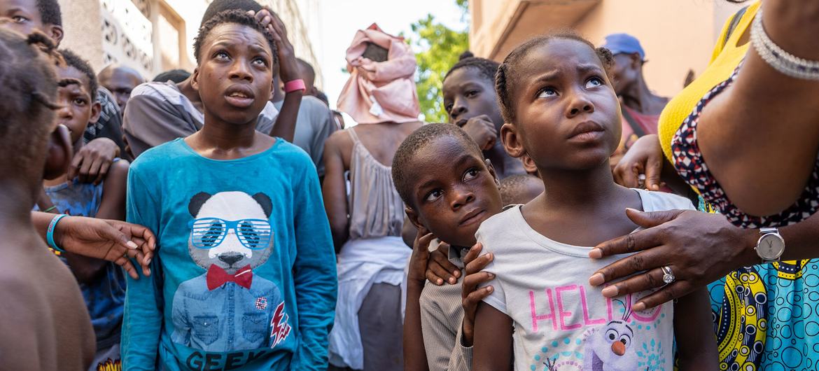 Crianças deslocadas pela violência de gangues no Haiti esperam na fila por comida