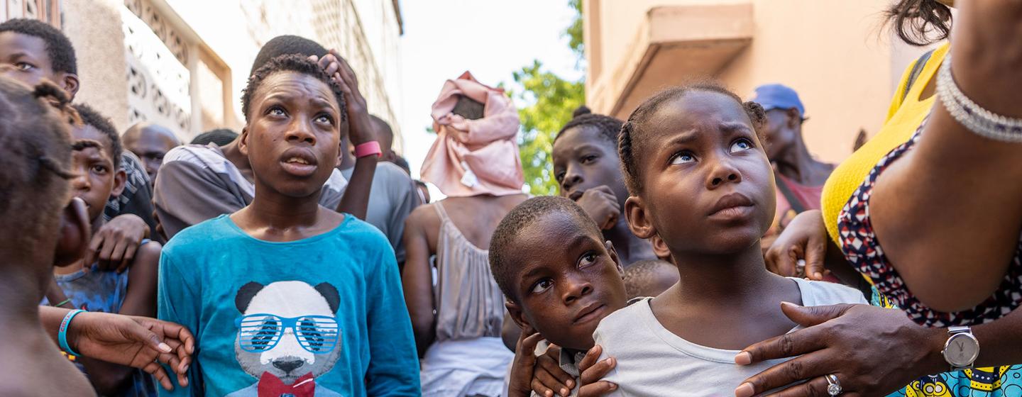 Des enfants déplacés par la violence des gangs en Haïti font la queue pour obtenir de la nourriture.