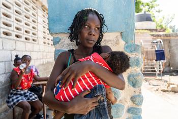 Une femme et un enfant vivent dans une école de Port-au-Prince avec d'autres personnes déplacées par les violences.