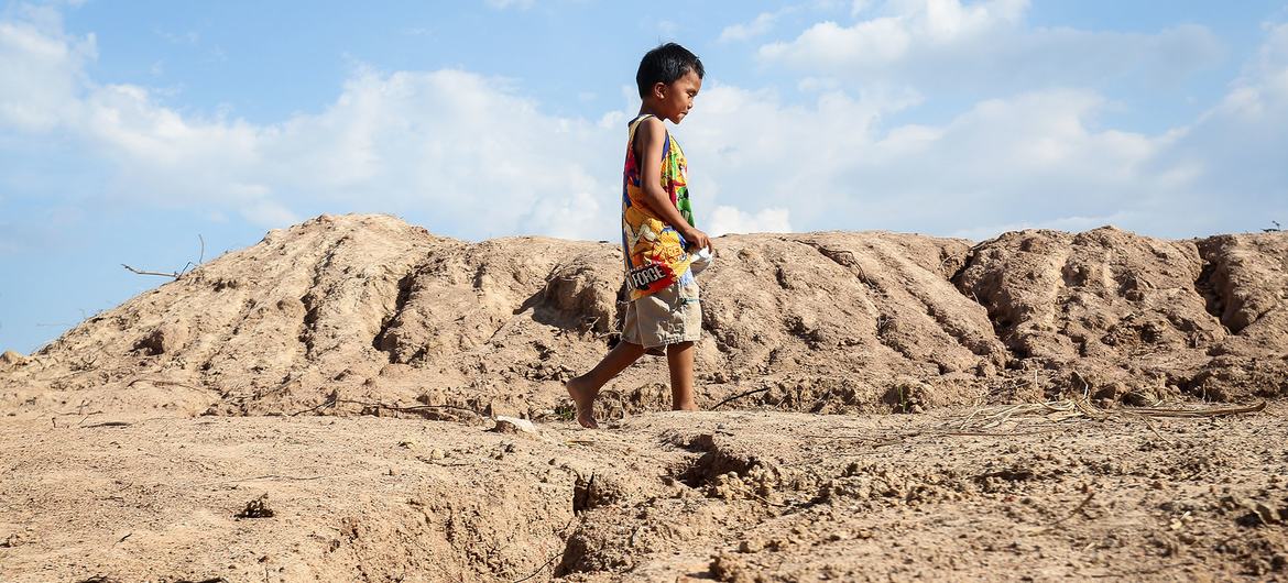 Watoto nchini Thailand wanastahimili joto kali sana na ukame