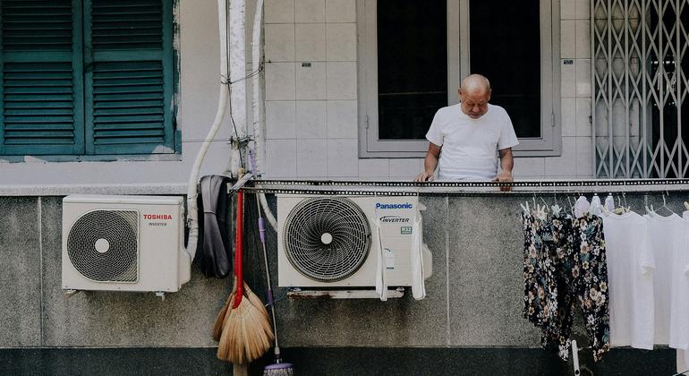 تساهم الانبعاثات الناتجة عن الكهرباء أو البنزين المستخدم لتشغيل مكيفات الهواء في ظاهرة الاحتباس الحراري العالمي.