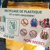 Un cartel de reciclaje de plástico en francés en Haití.