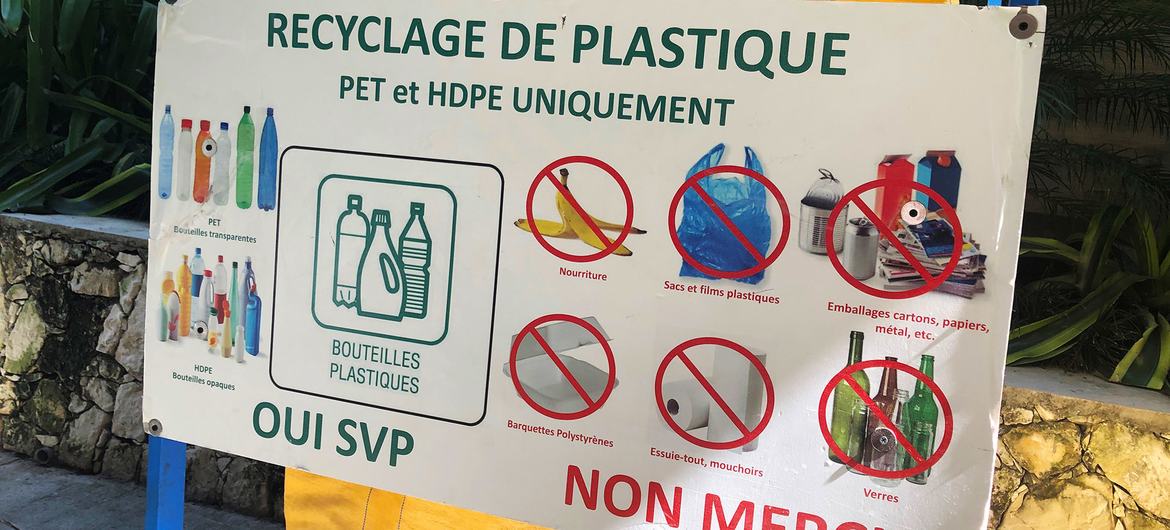 Un cartel de reciclaje de plástico en francés en Haití.
