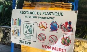 Un cartel de reciclaje de plástico en francés en Haití.