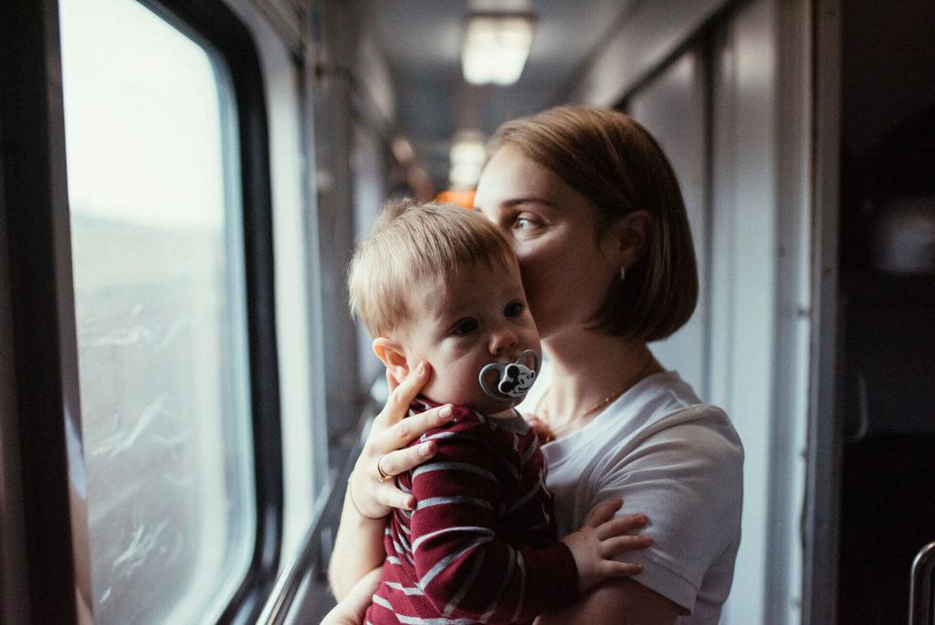 Yulia, une jeune mère de Kyïv, avec son fils, Vlad, né une semaine après le début de la guerre (photo d'archives).