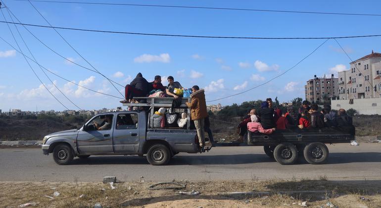 Las personas que huyen de los combates en Gaza siguen buscando lugares seguros donde refugiarse en el enclave. 