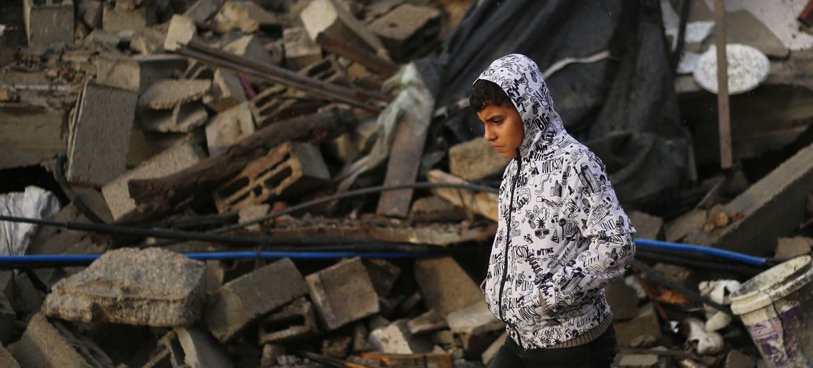 Un niño camina entre los escombros de las casas destruidas en la ciudad de Rafah, en el sur de la Franja de Gaza.