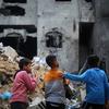 Niños observando la destrucción de viviendas en la ciudad de Rafah, en el sur de Gaza.