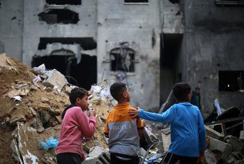 Niños observando la destrucción de viviendas en la ciudad de Rafah, en el sur de Gaza.