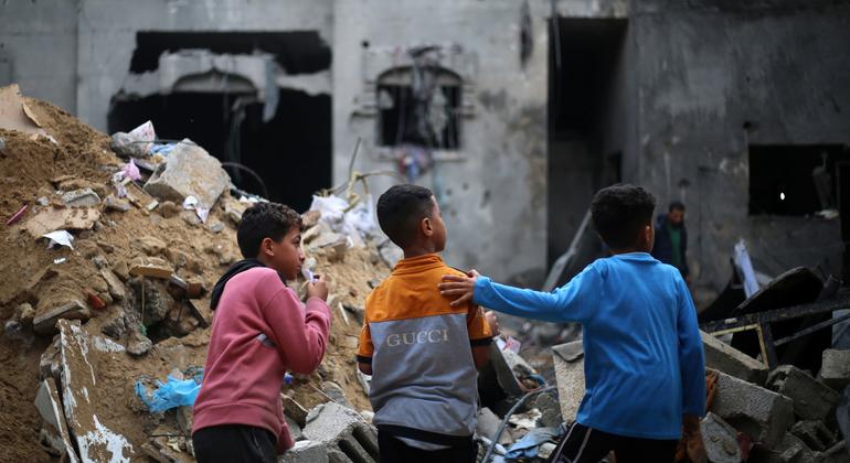 Crianças olham para suas casas destruídas na cidade de Rafah, no sul da Faixa de Gaza
