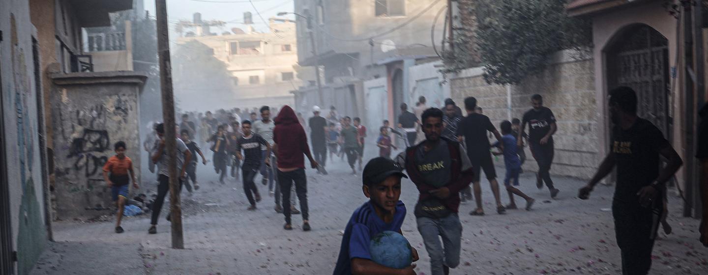 加沙地带拉法市的人们逃离导弹袭击。