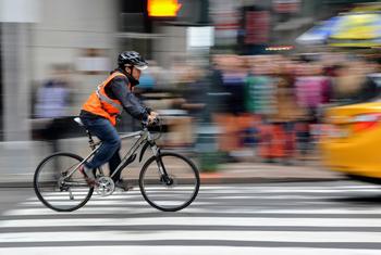 Pedestres, ciclistas e outros usuários das vias enfrentam um maior risco de morte nas estradas