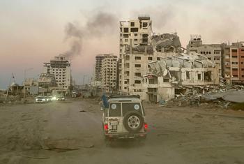 اقوام متحدہ کی ایک گاڑی تباہ حال غزہ سے گزر رہی ہے۔