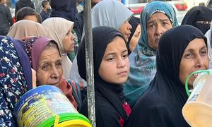 Gazans queue for humanitarian aid.