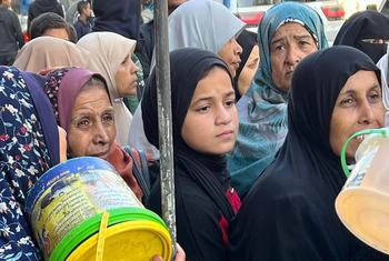 غزہ کے مکیں امداد وصول کرنے کے لیے قطار میں لگے ہوئے ہیں۔