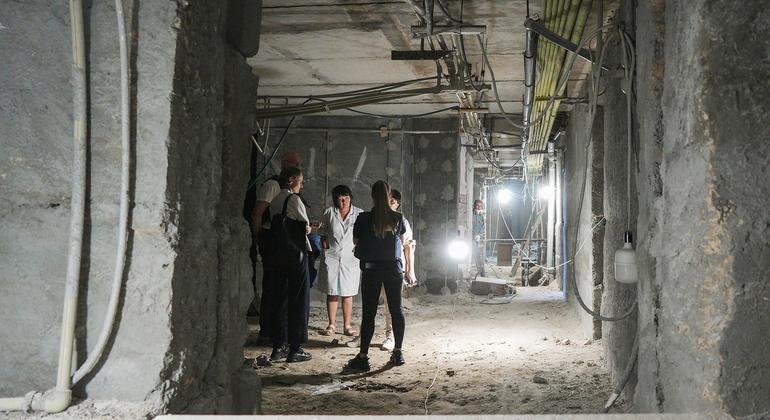 在联合国人口基金的支持下，赫尔松市围产中心的产科病房于地下掩体内得以重建，确保妇女即便在持续遭受袭击的情况下仍能在更安全的环境中分娩。