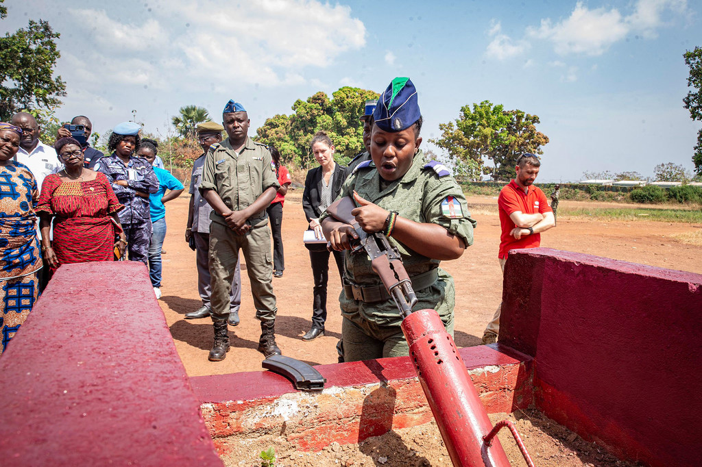 Un officier de police manipule un fusil dans un centre de désarmement près de Bangui, la capitale de la République centrafricaine.