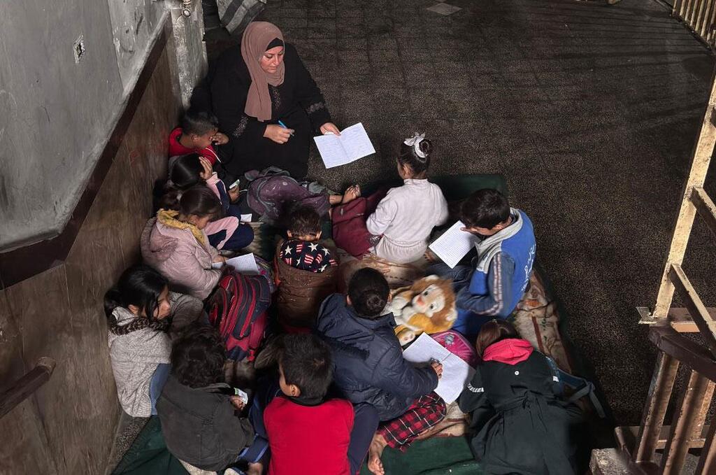 La UNRWA apoya a los niños para que aprendan en un aula improvisada en Gaza.