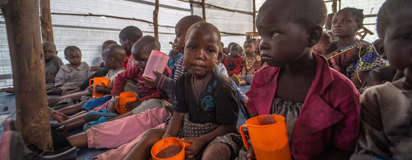 Des enfants en RDC participant à un programme de nutrition, recevant des repas et des examens de santé dans un refuge géré par la coopérative Tuungana.
