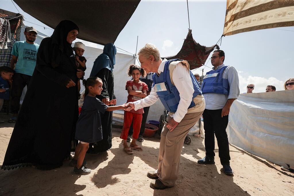 Cindy McCain, Mkurugenzi Mtendaji wa WFP, anazungumza na mtoto katika hema la muda wakati wa ziara yake huko Deir al-Balah huko Gaza, akisisitiza juhudi zinazoendelea za msaada wa chakula kwa watoto wenye utapiamlo mkubwa.