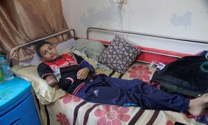 Un garçon de 13 ans se rétablit à l'hôpital Nasser de Khan Younis, dans la bande de Gaza, après que son avant-bras écrasé et gangrené a été amputé.