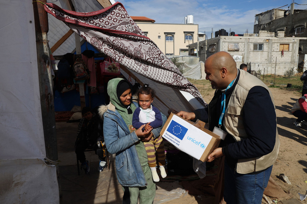 Des vêtements chauds sont distribués à des personnes déplacées à Rafah, dans le sud de la bande de Gaza.