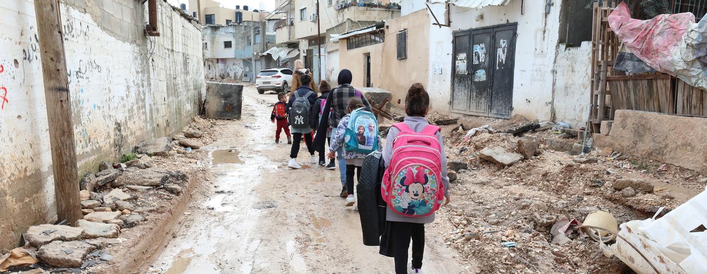 Des enfants marchent dans des rues partiellement détruites à Jénine, en Cisjordanie.