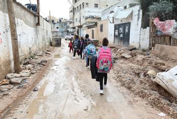 Crianças caminham por ruas parcialmente destruídas em Jenin, na Cisjordânia.