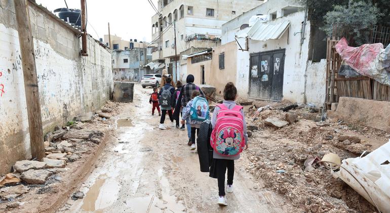 Des enfants marchent dans des rues partiellement détruites à Jénine, en Cisjordanie.