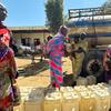 Personnes déplacées dans un camp du Darfour collectant de l'eau.