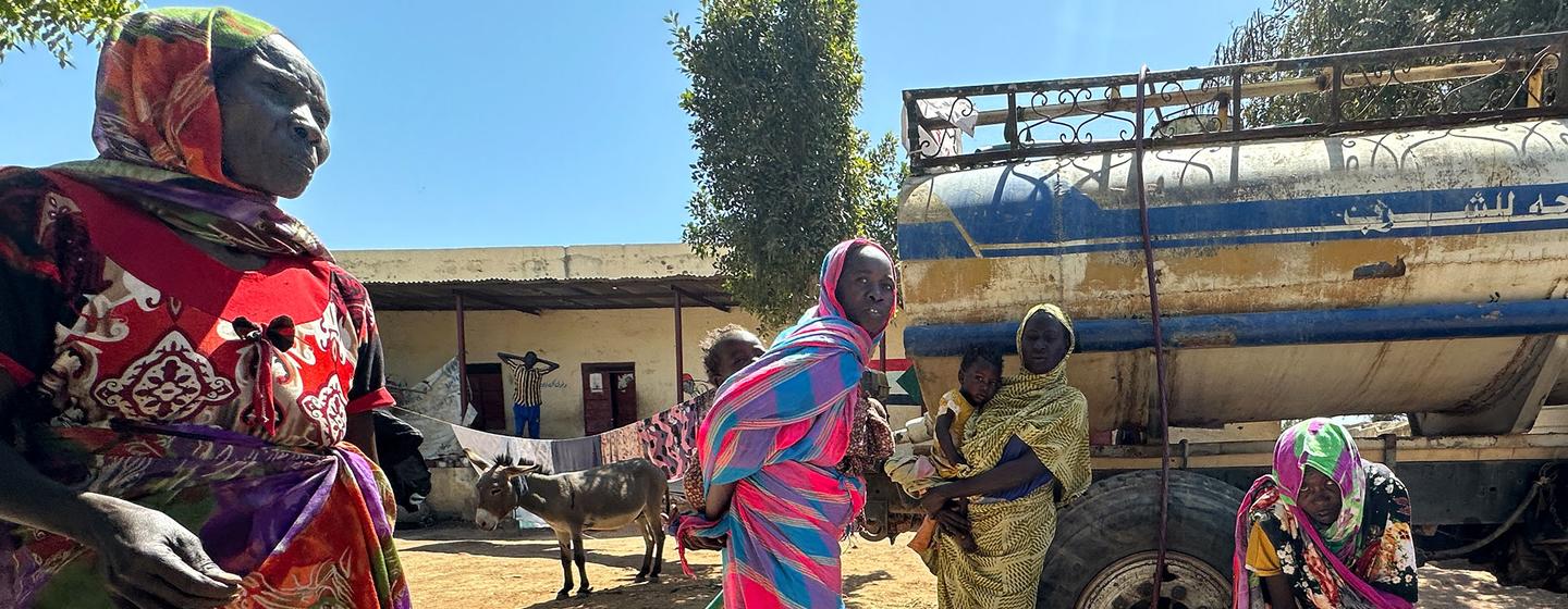Personnes déplacées dans un camp du Darfour collectant de l'eau.