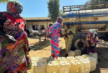 Displaced people in Darfur camp collecting water. (file)